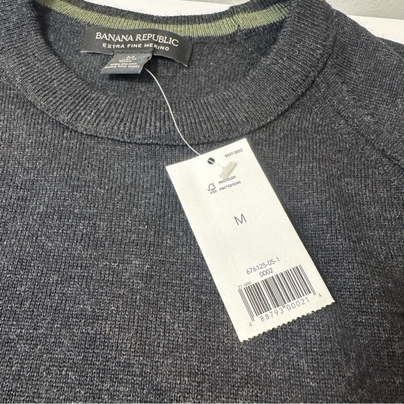 Banana Republic Men’s Charcoal Heather Merino Wool Crewneck Sweater - Picture 7 of 10